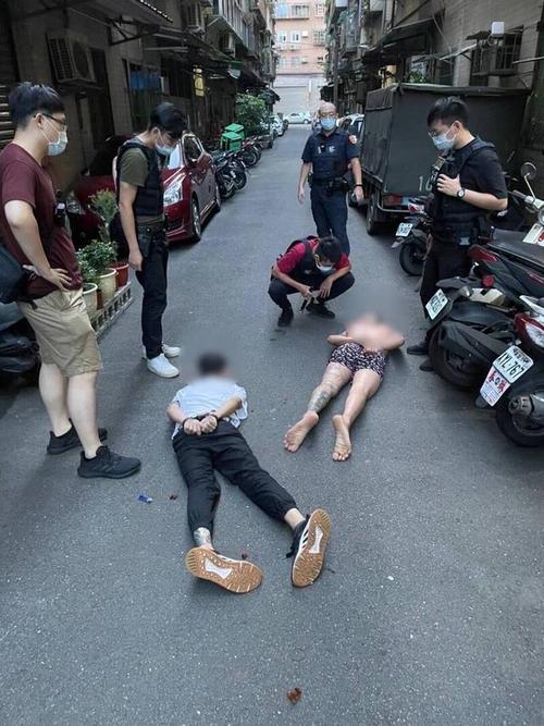 （一男子持菜刀砍学生）