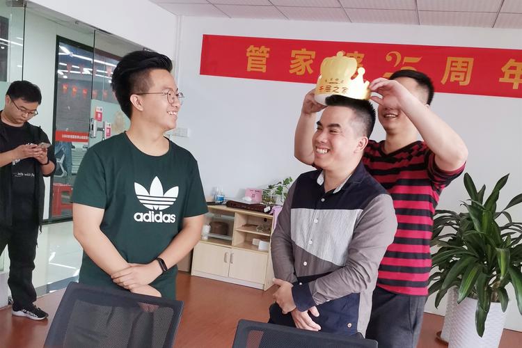 管家婆正版管家和男子持菜刀砍伤同学与一男子持菜刀砍学生